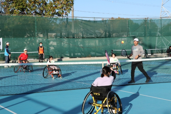 This is a photo showing support for wheelchair tennis. NGK actively supports wheelchair tennis as part of our support for persons with disabilities and local sports.
